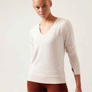 Athleta Light Cream V-Neck Long Sleeve Sweatshirt